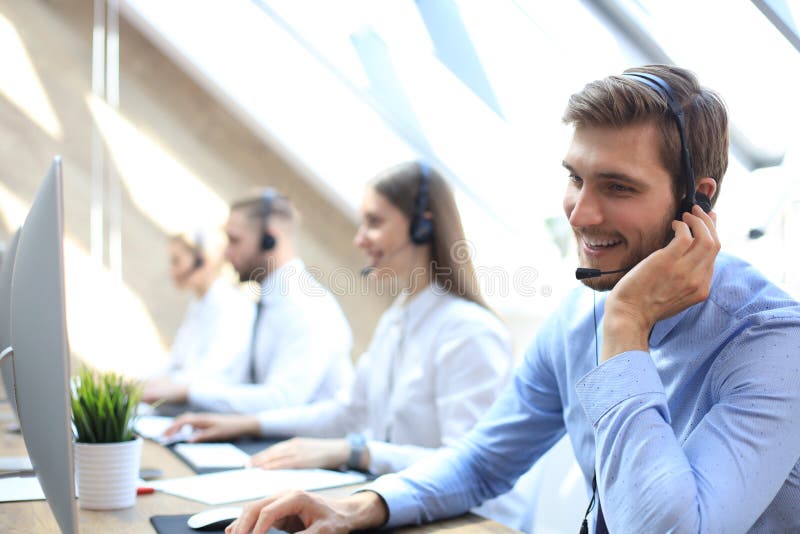 Portretul lucrătorului la centrul de apel însoțit de echipa sa. operator de asistență pentru clienți zâmbitor la locul de muncă royalty free stock photo