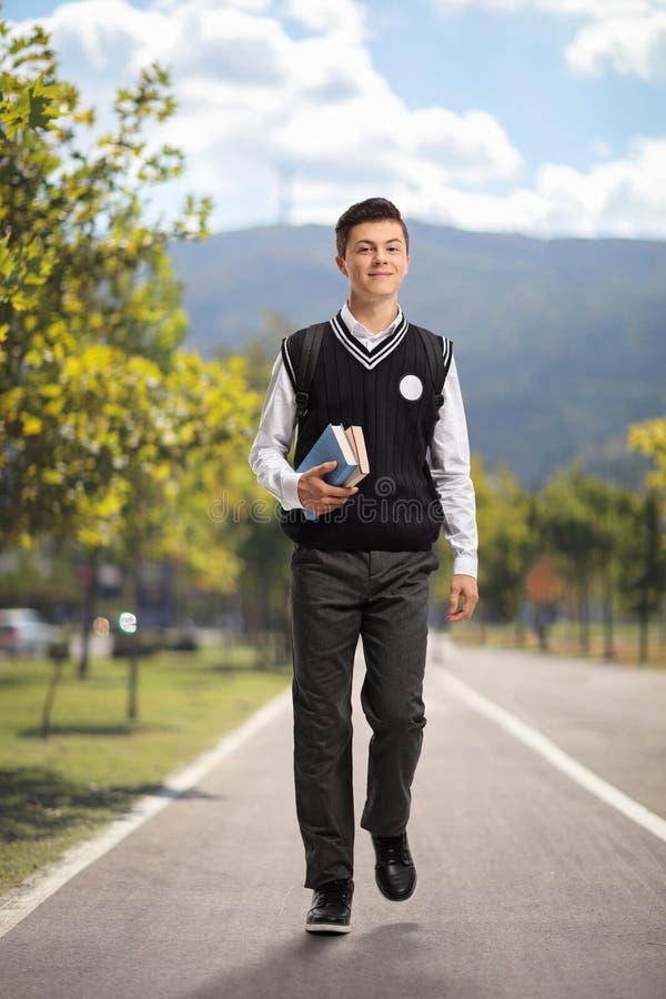 Portretul lung al unui adolescent care merge într-un parc royalty free stock photo