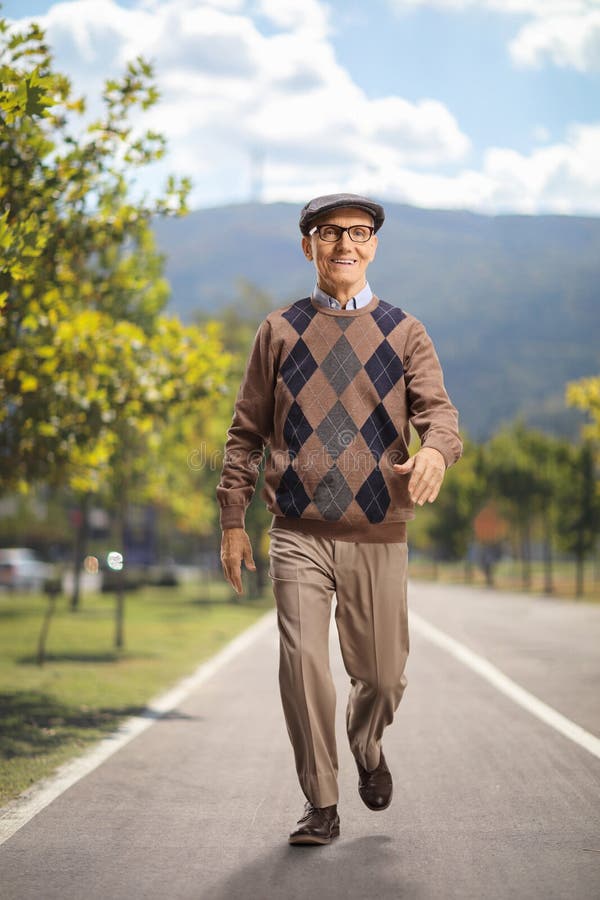 Portretul lung al unui domn senior care merge pe jos stock photos