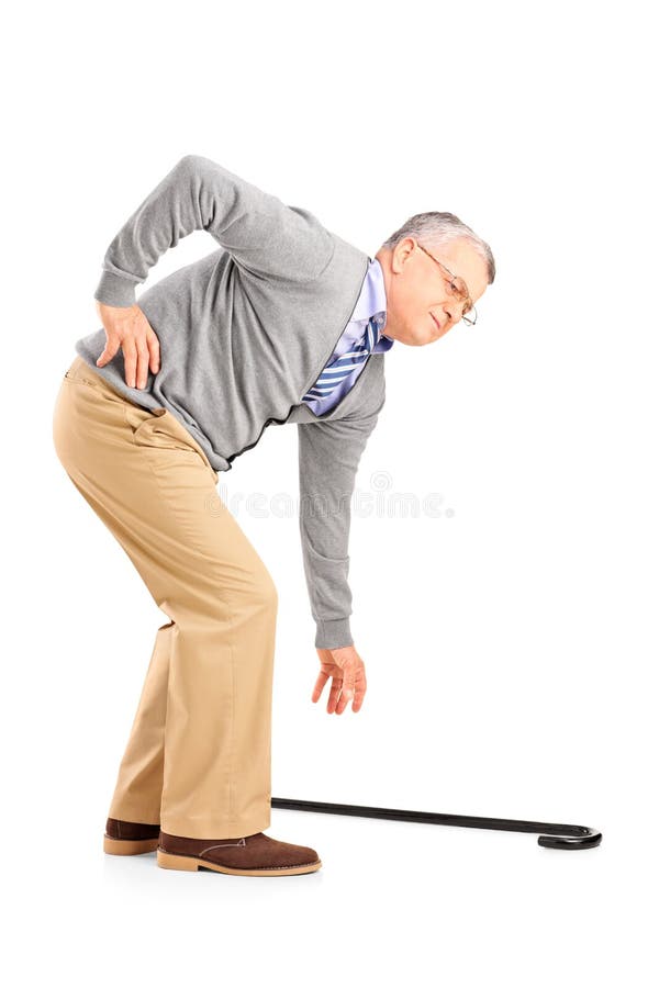 Portretul lung al unui om în vârstă cu dureri de spate care încearcă să-și facă royalty free stock images