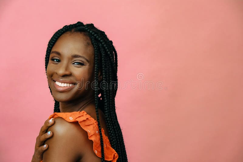 Portretul modelului african american zâmbind la cameră royalty free stock images