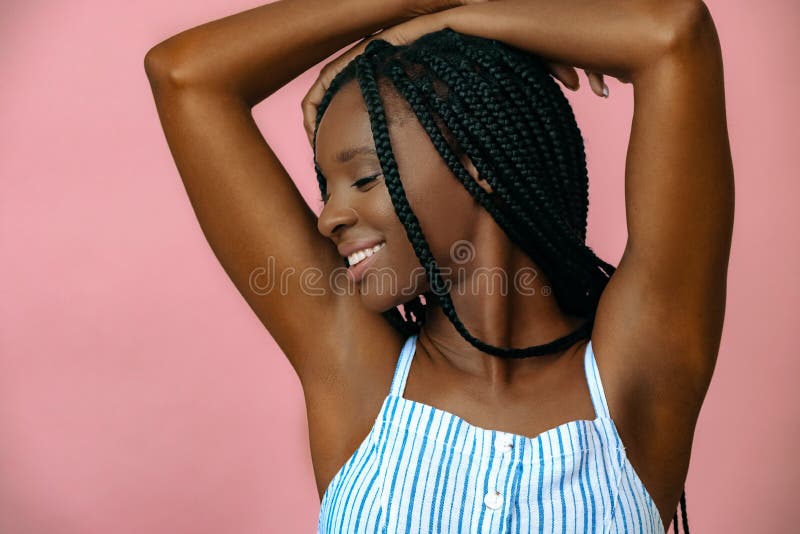 Portretul modelului african tânăr și atrăgător care apare pe fond roz royalty free stock images