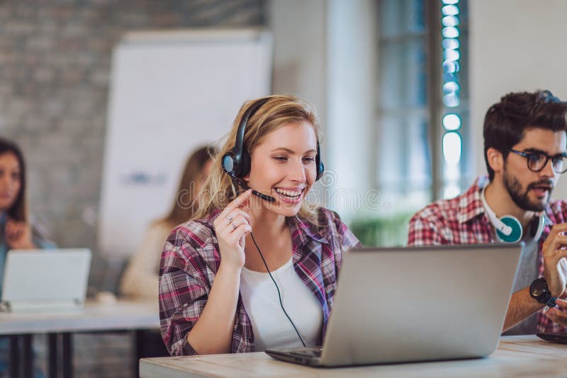Portretul operator de telefon feminin pentru asistență pentru clienți zâmbitor și fericit stock photo