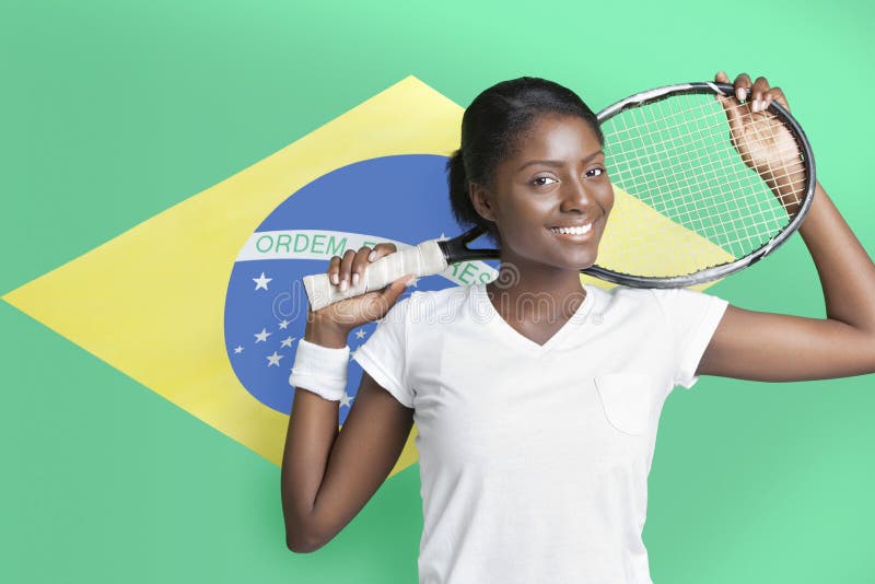 Portretul tinerei femei cu rachete de tenis împotriva steagului brazilian royalty free stock photography