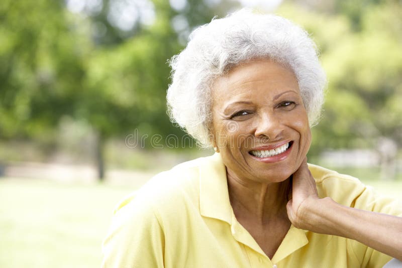 Portretul unei bătrâne zâmbitoare în aer liber stock image