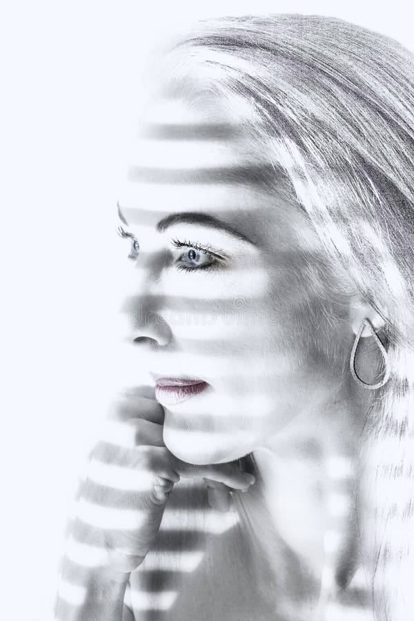 Portretul unei femei care stă în lumină și se uită prin reconversia artistică orbitoare royalty free stock image