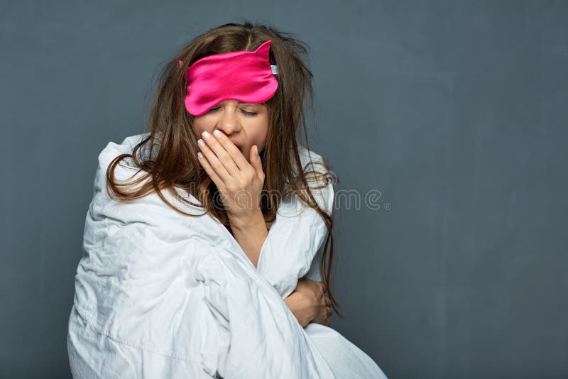 Portretul unei femei care urlă cu pătură. stock image