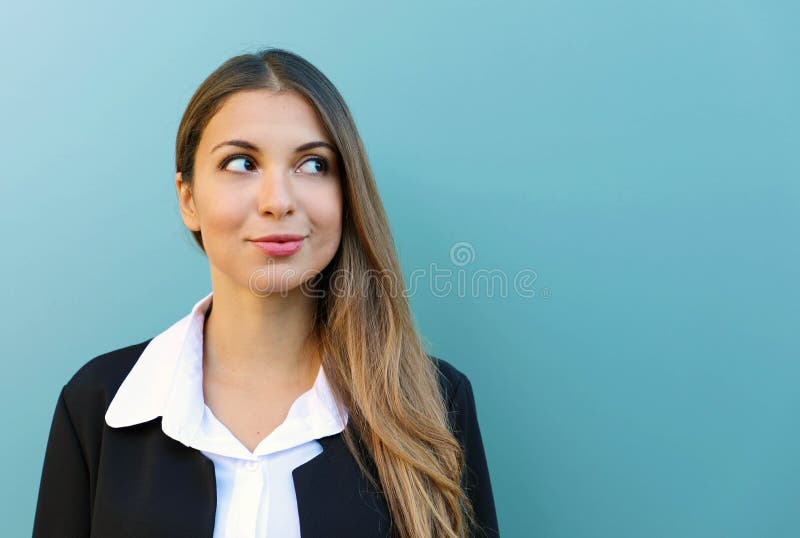 Portretul unei femei de afaceri care stă pe fond albastru și privește pe lateral. copiere spațiu royalty free stock photography