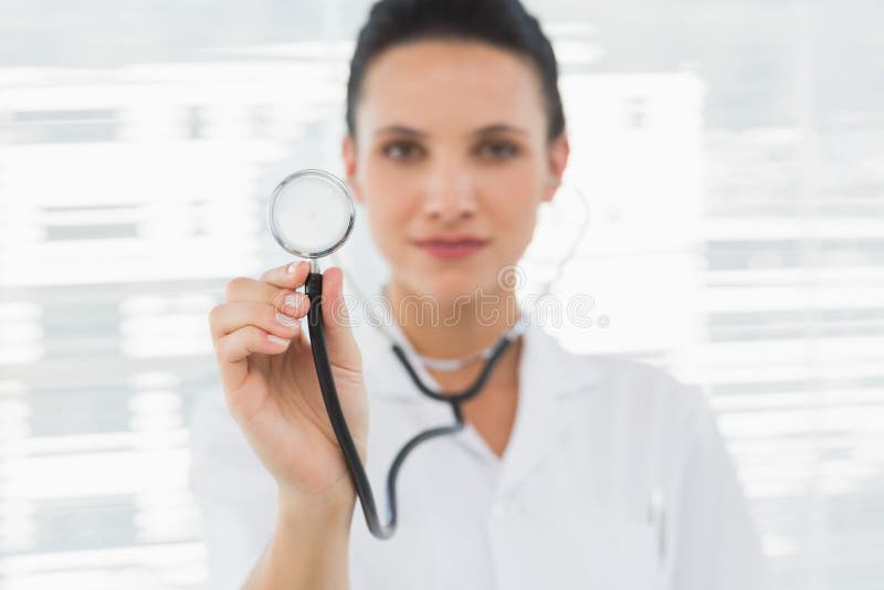 Portretul unei femei doctor cu stetoscop stock images