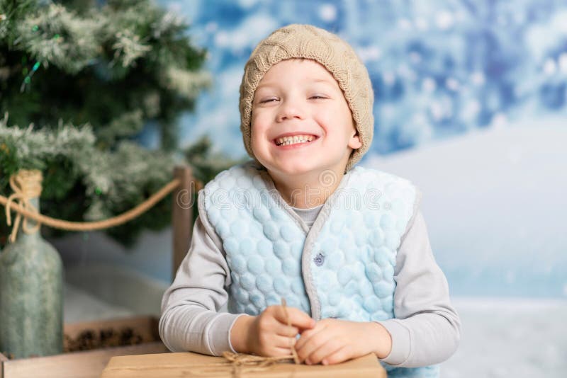 Portretul unui băiețel în haine de iarnă pe fundalul iernii stock photography