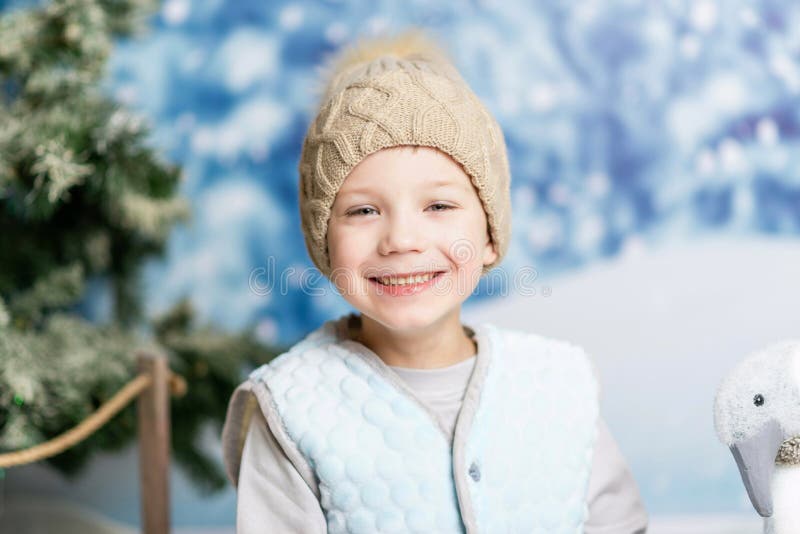 Portretul unui băiețel în haine de iarnă pe fundalul iernii royalty free stock photo