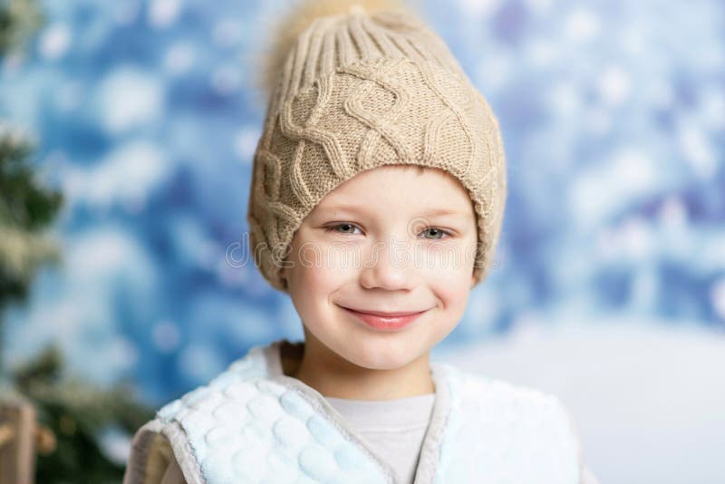 Portretul unui băiețel în haine de iarnă pe fundalul iernii stock photo