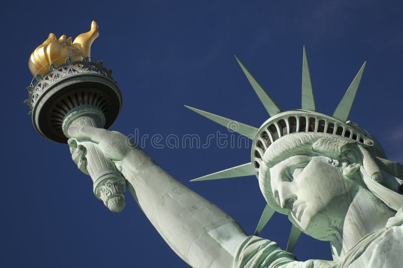Portretul închis al statuii libertății, lanterna albastră strălucitoare a cerului stock photos