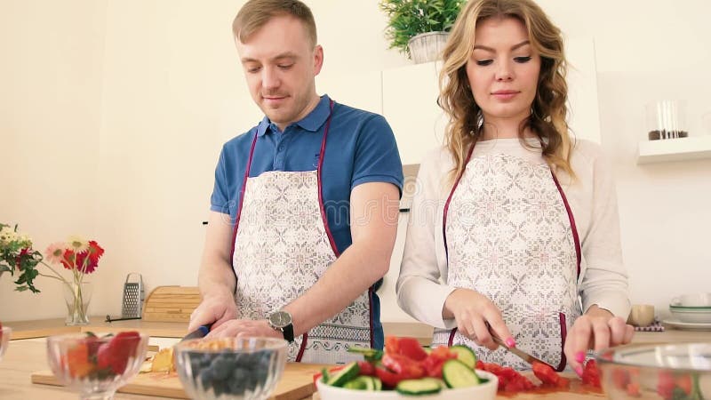 Portrety które przygotowywają sałatki w kuchni para w miłości