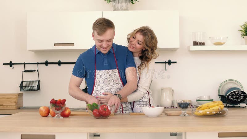 Portrety które przygotowywają sałatki w kuchni para w miłości