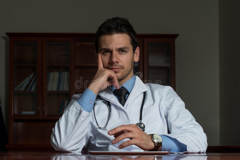portretów doktorscy męscy potomstwa zdjęcia stock portretów doktorscy męscy potomstwa zdjęcia stock