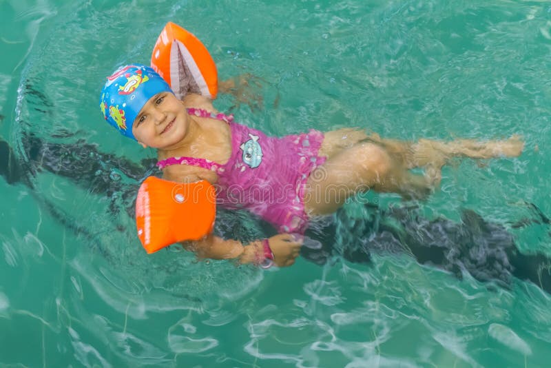Portriat di giovane nuoto caucasico felice della ragazza del bambino fotografie stock Portriat di giovane nuoto caucasico felice della ragazza del bambino fotografie stock