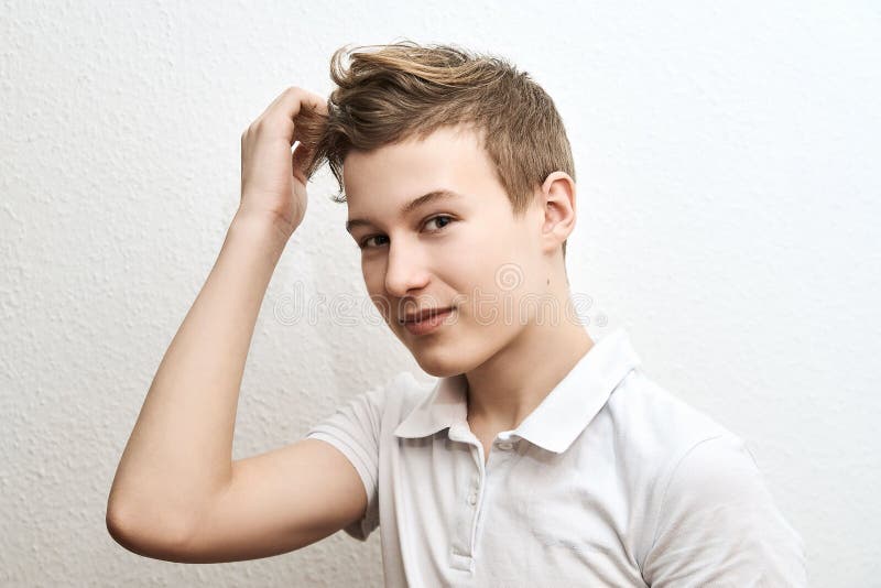 Porträt eines Teenagers blond auf einer weißen Hintergrundnahaufnahme lizenzfreie stockfotos Porträt eines Teenagers blond auf einer weißen Hintergrundnahaufnahme lizenzfreie stockfotos