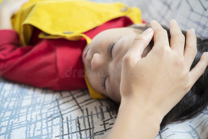 Porträt asiatischer Eltern, die ihren Babys den Kopf streicheln stockbild