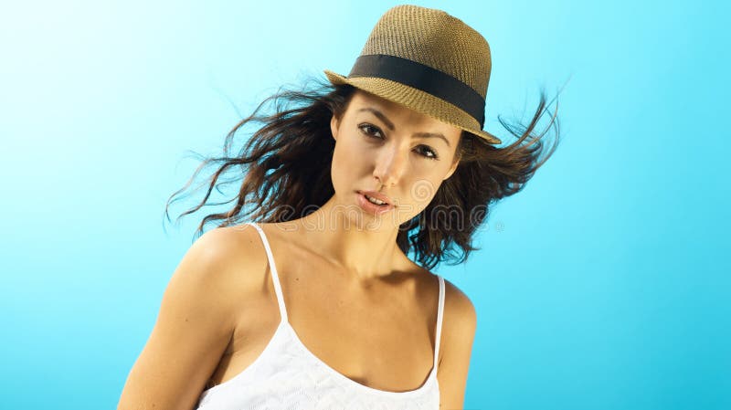 Porträt der attraktiven Frau an der Sommerzeit lizenzfreies stockfoto Porträt der attraktiven Frau an der Sommerzeit lizenzfreies stockfoto