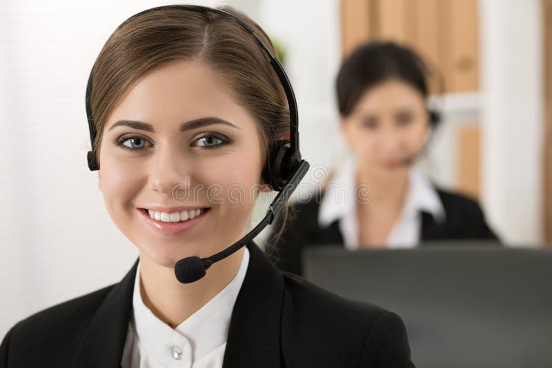Porträt der Call-Center-Arbeitskraft begleitet von ihrem Team lizenzfreie stockbilder Porträt der Call-Center-Arbeitskraft begleitet von ihrem Team lizenzfreie stockbilder
