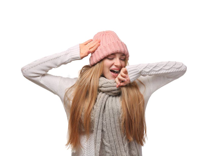 Porträt der emotionalen jungen Frau im stilvollen Hut und in der Strickjacke mit Schal auf weißem Hintergrund lizenzfreie stockfotos Porträt der emotionalen jungen Frau im stilvollen Hut und in der Strickjacke mit Schal auf weißem Hintergrund lizenzfreie stockfotos