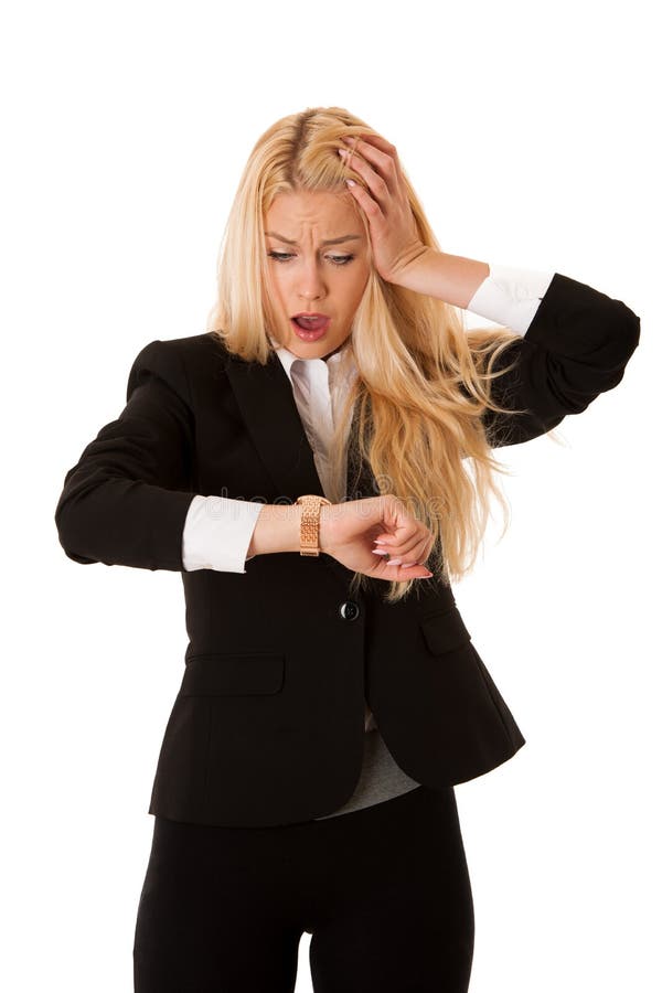 Porträt der entsetzten jungen Frau, die Hand mit Armbanduhr hält lizenzfreies stockbild Porträt der entsetzten jungen Frau, die Hand mit Armbanduhr hält lizenzfreies stockbild