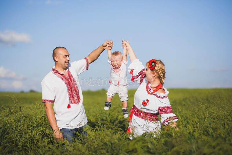 Porträt der ethnischen ukrainischen Familie stockbild Porträt der ethnischen ukrainischen Familie stockbild