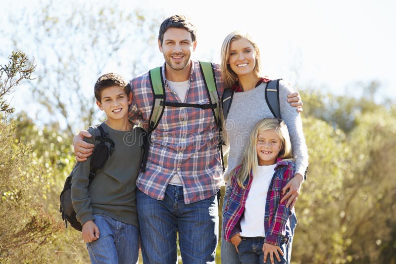 Porträt der Familie wandernd in der Landschaft lizenzfreie stockfotografie Porträt der Familie wandernd in der Landschaft lizenzfreie stockfotografie