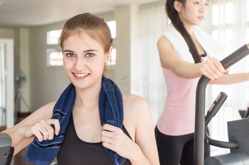 Porträt der Frau in sportwear und Tuchtraining mit Freund stockfotografie Porträt der Frau in sportwear und Tuchtraining mit Freund stockfotografie