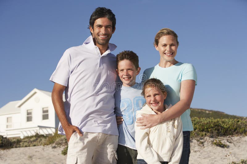 Porträt der glücklichen Familie auf Strand stockfoto Porträt der glücklichen Familie auf Strand stockfoto