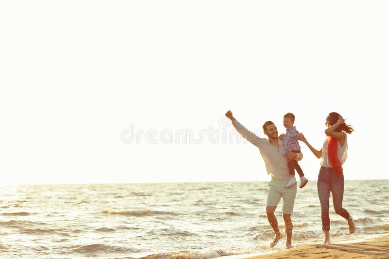 Porträt der glücklichen Familie und des Babys, die Sonnenuntergang in der Sommerfreizeit genießt lizenzfreie stockfotos Porträt der glücklichen Familie und des Babys, die Sonnenuntergang in der Sommerfreizeit genießt lizenzfreie stockfotos