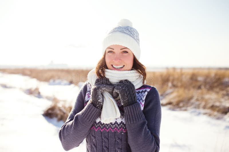 Porträt der glücklichen jungen Frau haben Spaß am Winter lizenzfreie stockfotos Porträt der glücklichen jungen Frau haben Spaß am Winter lizenzfreie stockfotos
