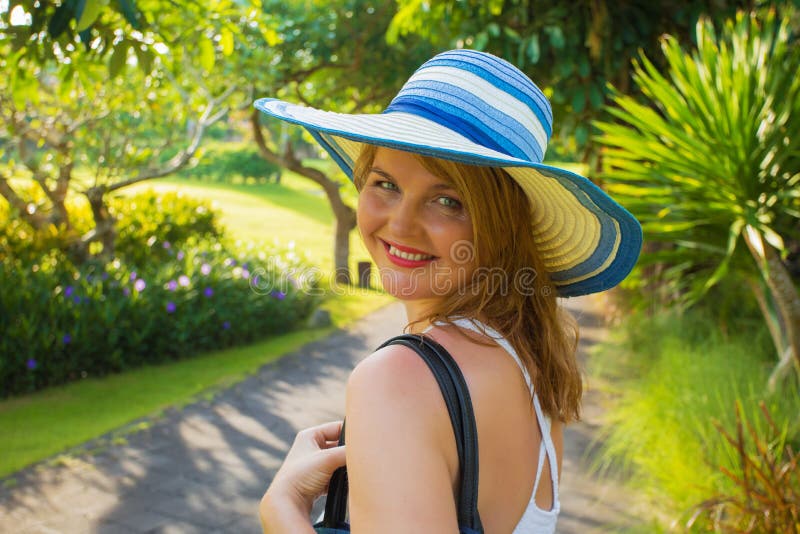 Porträt der glücklichen jungen Frau im tropischen Park stockfotos Porträt der glücklichen jungen Frau im tropischen Park stockfotos