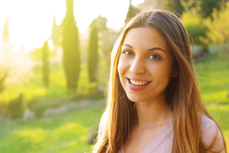 Porträt der glücklichen lächelnden Frau am sonnigen Sommer- oder Frühlingstag draußen, nette lächelnde Frau, die Sie, attraktives lizenzfreies stockfoto Porträt der glücklichen lächelnden Frau am sonnigen Sommer- oder Frühlingstag draußen, nette lächelnde Frau, die Sie, attraktives lizenzfreies stockfoto
