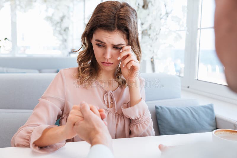 Porträt der glücklichen sinnlichen Frau 20s, die berührt und emotional ist, lizenzfreies stockbild Porträt der glücklichen sinnlichen Frau 20s, die berührt und emotional ist, lizenzfreies stockbild
