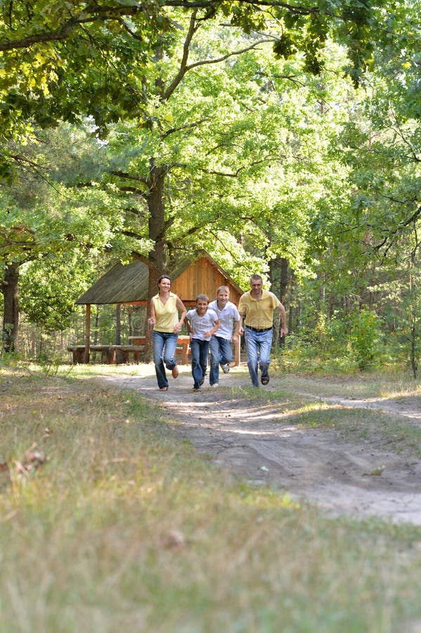 Porträt der glücklichen vierköpfiger Familie im Herbstparkbetrieb lizenzfreies stockfoto Porträt der glücklichen vierköpfiger Familie im Herbstparkbetrieb lizenzfreies stockfoto