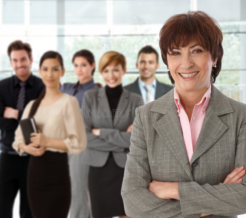 Porträt der glücklichen älteren Geschäftsfrau und des Teams lizenzfreies stockbild Porträt der glücklichen älteren Geschäftsfrau und des Teams lizenzfreies stockbild