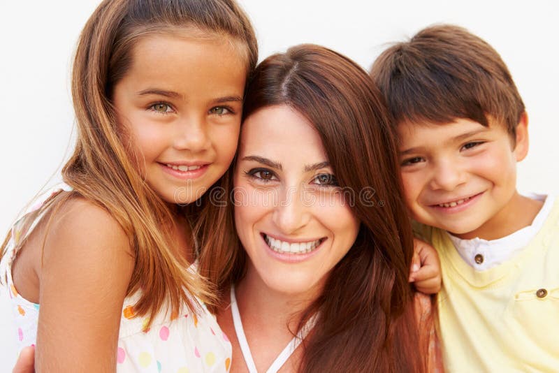 Porträt der hispanischen Mutter mit Kindern lizenzfreie stockfotografie Porträt der hispanischen Mutter mit Kindern lizenzfreie stockfotografie