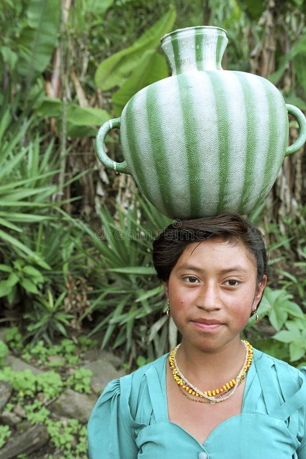 Porträt der indischen Frau mit Wasserkrug auf Kopf