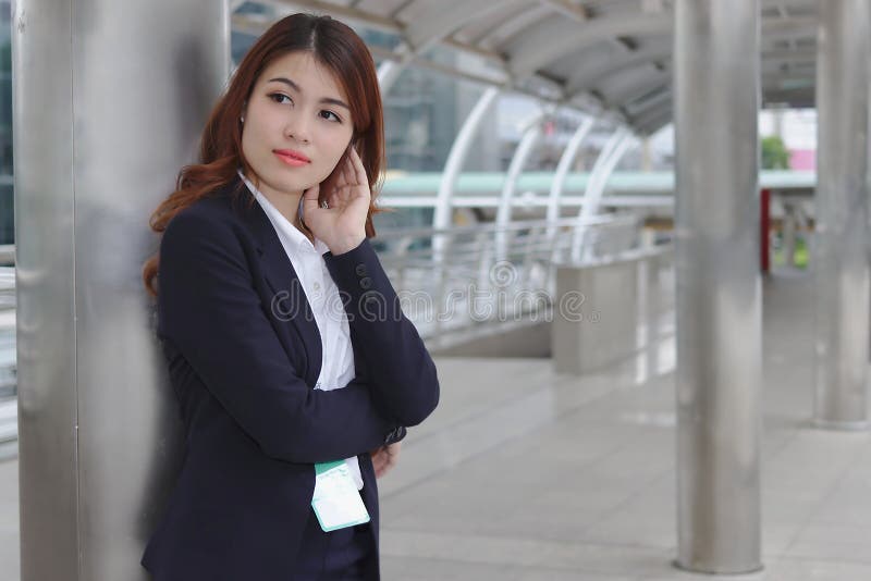 Porträt der jungen asiatischen Geschäftsfrau der Schönheit in der Klage, die weit weg steht und betrachtet Denken und durchdachte stockfoto Porträt der jungen asiatischen Geschäftsfrau der Schönheit in der Klage, die weit weg steht und betrachtet Denken und durchdachte stockfoto