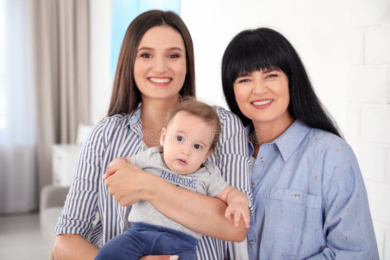 Porträt der jungen Frau, ihres Babys und der reifen Mutter stockbild Porträt der jungen Frau, ihres Babys und der reifen Mutter stockbild