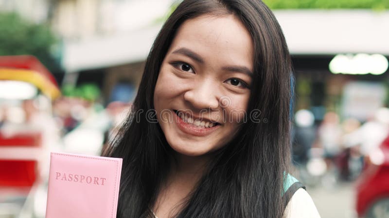 Porträt junger vietnamesischer Frau mit Pass