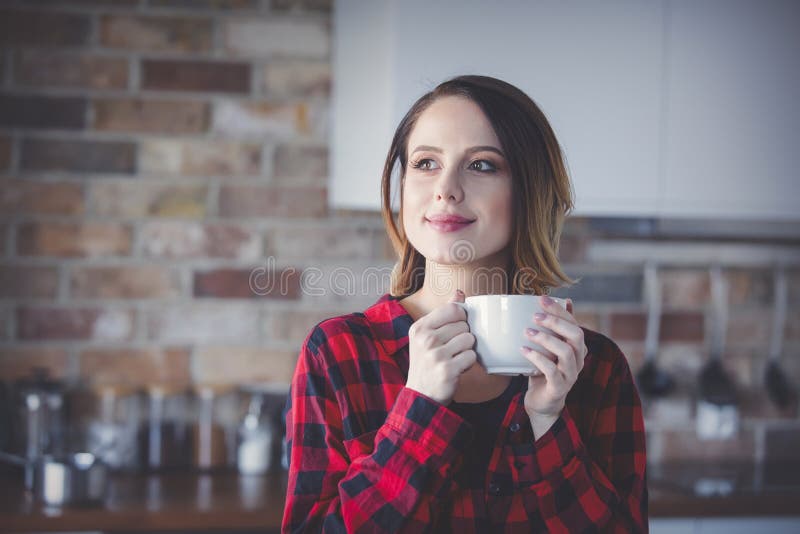 Porträt der jungen Frau mit Tasse Tee oder Kaffee lizenzfreie stockfotos Porträt der jungen Frau mit Tasse Tee oder Kaffee lizenzfreie stockfotos