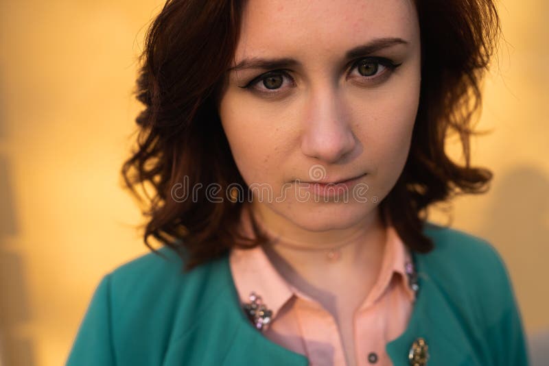 Porträt der jungen Frau - Naturschönheitsabschluß herauf - große Augen stockbild Porträt der jungen Frau - Naturschönheitsabschluß herauf - große Augen stockbild