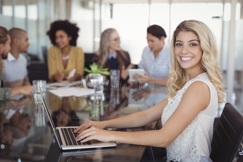 Porträt der jungen Geschäftsfrau arbeitend an Laptop im kreativen Büro lizenzfreies stockbild Porträt der jungen Geschäftsfrau arbeitend an Laptop im kreativen Büro lizenzfreies stockbild