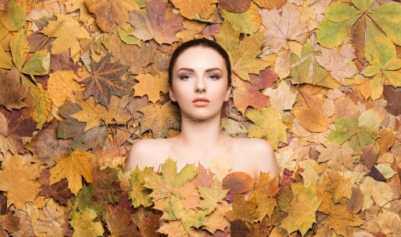 Porträt der jungen, natürlichen und gesunden Frau über Herbst backgro lizenzfreies stockbild Porträt der jungen, natürlichen und gesunden Frau über Herbst backgro lizenzfreies stockbild
