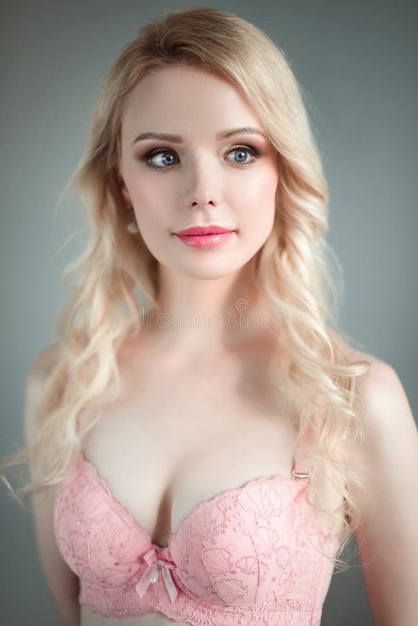 Porträt der jungen schönen blonden sexy Frau, die einen BH trägt Schließen Sie herauf überarbeitetes Porträt stockbild Porträt der jungen schönen blonden sexy Frau, die einen BH trägt Schließen Sie herauf überarbeitetes Porträt stockbild