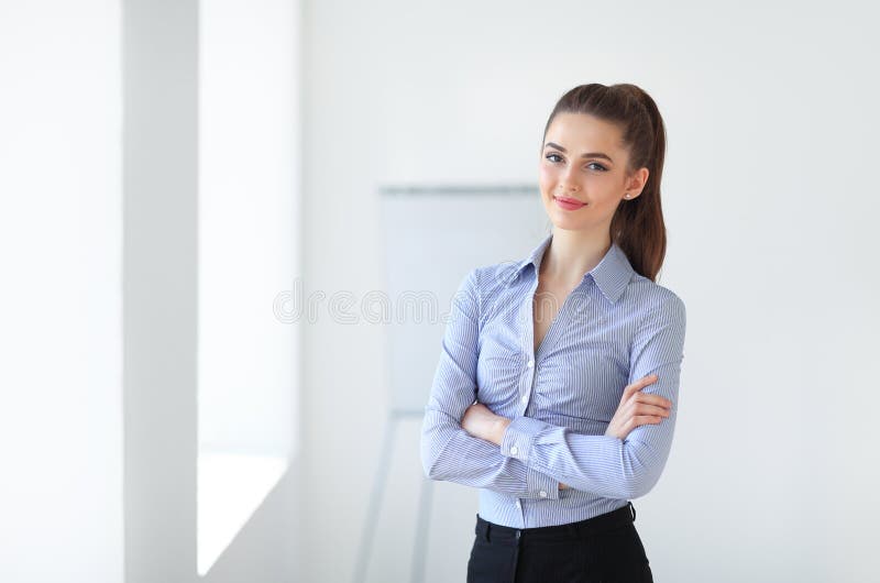 Porträt der jungen schönen Geschäftsfrau im Büro lizenzfreie stockfotos