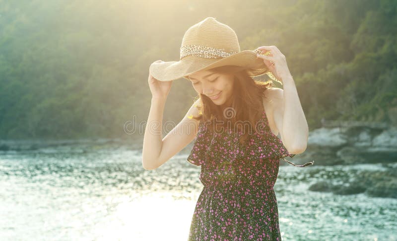 Porträt der jungen Schönheit langes Kleid und breites St. tragend lizenzfreie stockfotografie Porträt der jungen Schönheit langes Kleid und breites St. tragend lizenzfreie stockfotografie